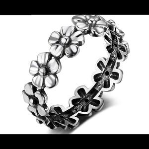 Pretty Silver Flower Ring 